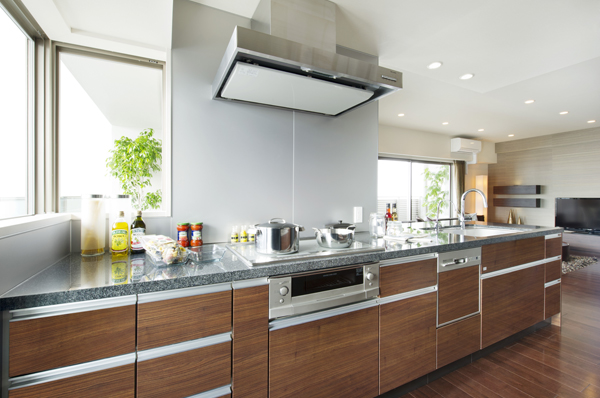 Kitchen.  [kitchen] While looking at the state of the family relaxing in the living room, Face-to-face counter kitchen where you can enjoy the cuisine. Ventilation easy windows and with a back door (SG type model room plan)
