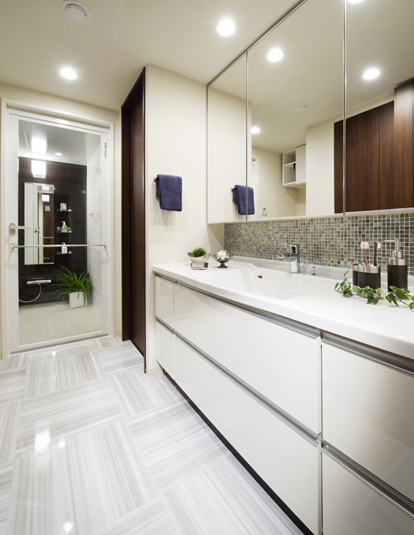 Bathing-wash room.  [bathroom] Vanity with a wide three-sided mirror, Cosmetics and with a convenient space for small items can store plenty to mirror back. Comfortable space useful features is provided in a stylish design (SG type model room plan)