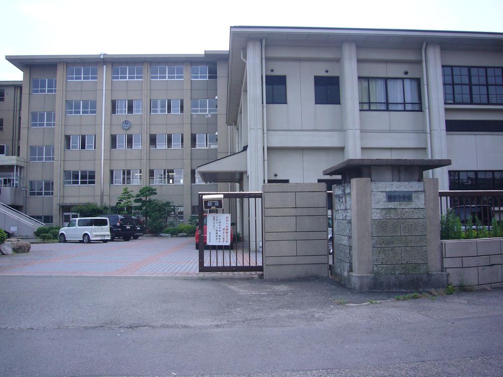 Junior high school. Inazawa is a junior high school, which consists of 240m 1 grade 4 class until junior high school