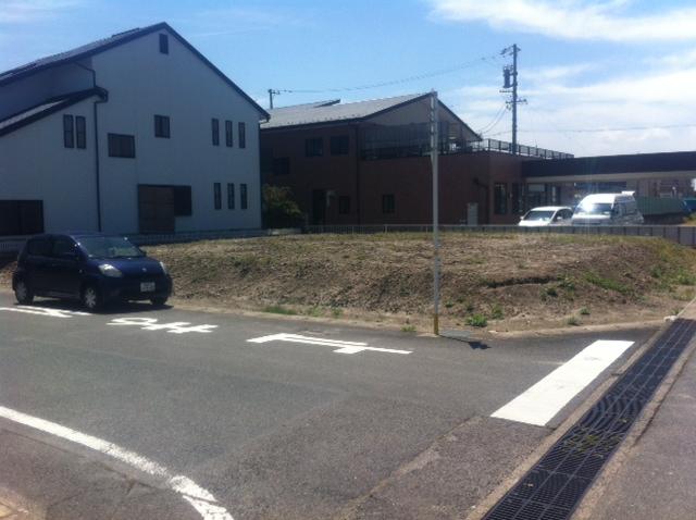 Local photos, including front road. It is a quiet residential area! !