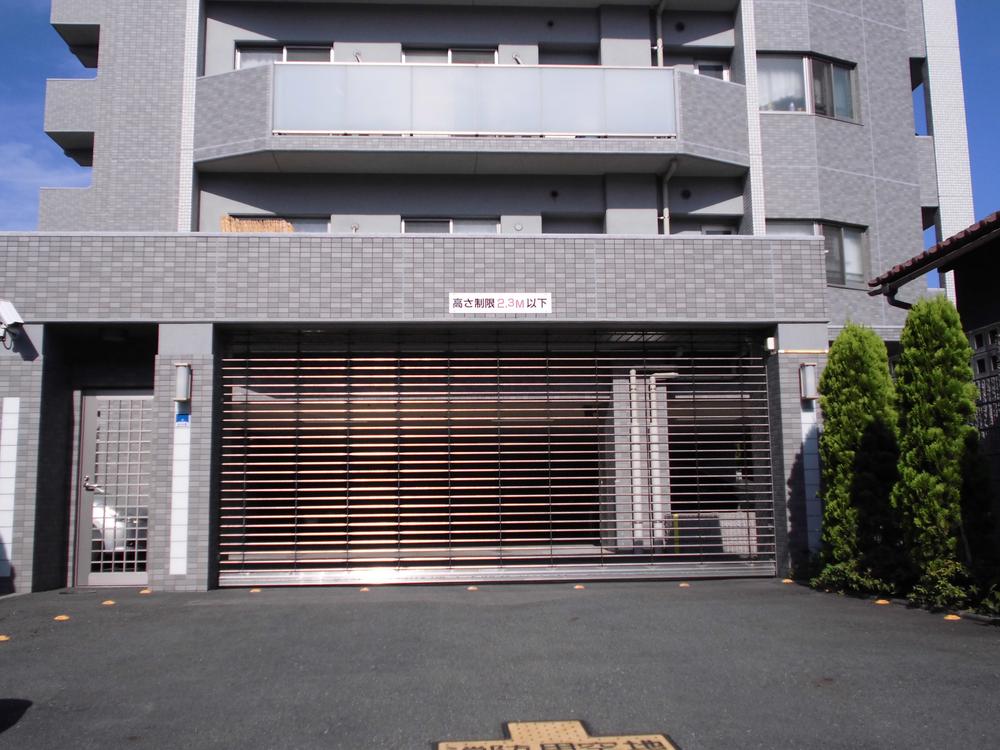 Parking lot. The entrance of the parking lot, There is a remote-controlled shutter gate (11 May 2013) Shooting