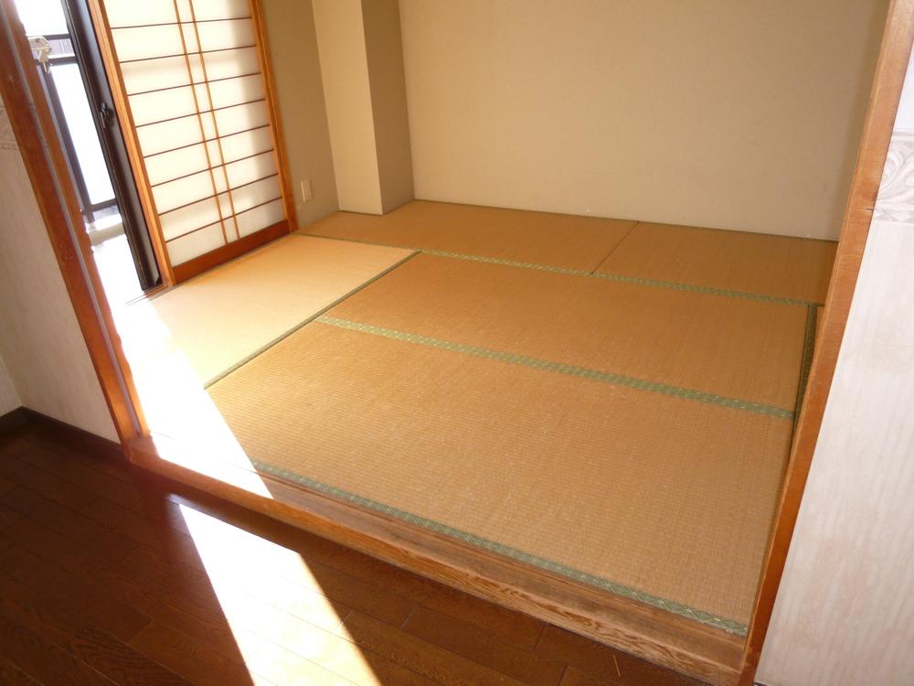 Non-living room. Japanese-style room adjacent to the living room is about 6 Pledge.