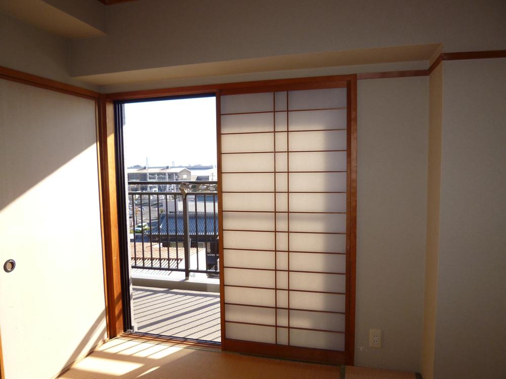 Non-living room. Warm sunshine plug Japanese-style room. (November 2013) Shooting