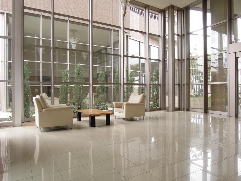 Entrance. The feeling is good and very bright glass.