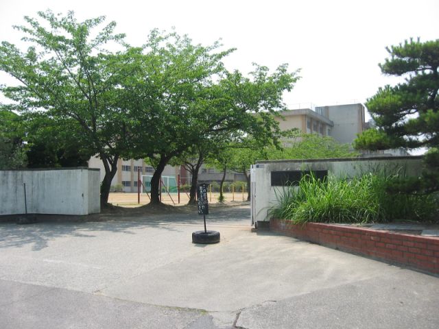 Primary school. Municipal Takamido up to elementary school (elementary school) 930m