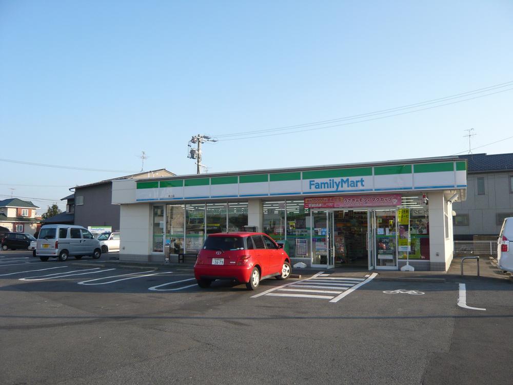 Convenience store. 550m to FamilyMart Morikami shop