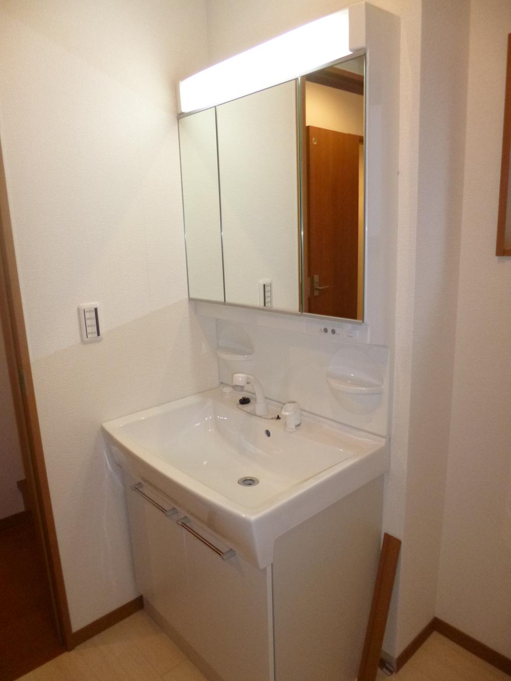 Wash basin, toilet. (2013.11.29 shooting)