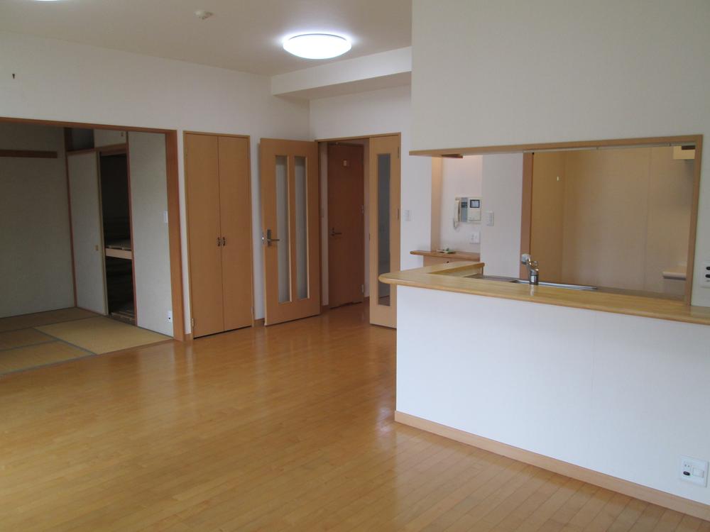Kitchen. It will be the vast space together and to open the Japanese-style room and LDK