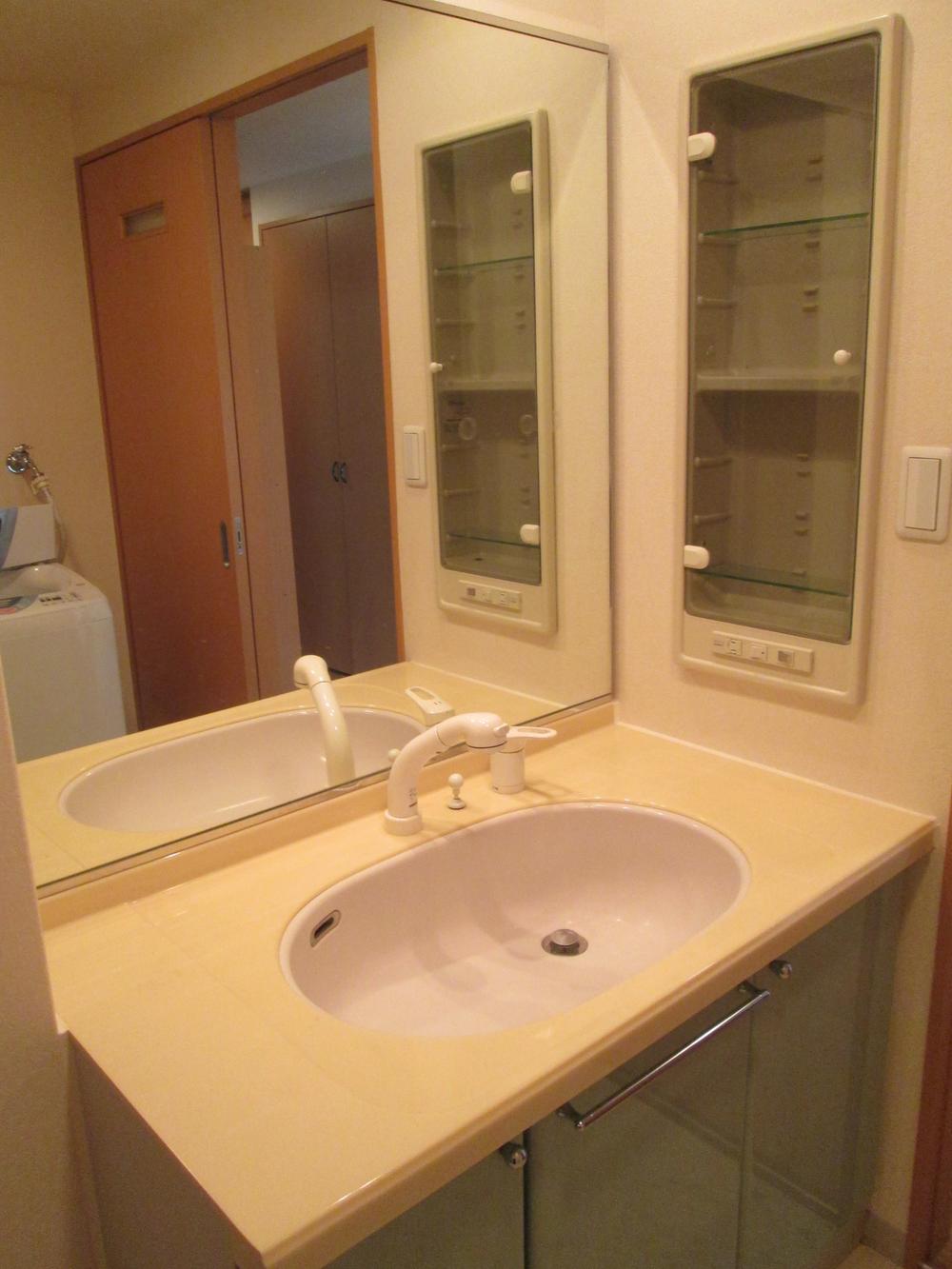 Wash basin, toilet. Large vanity