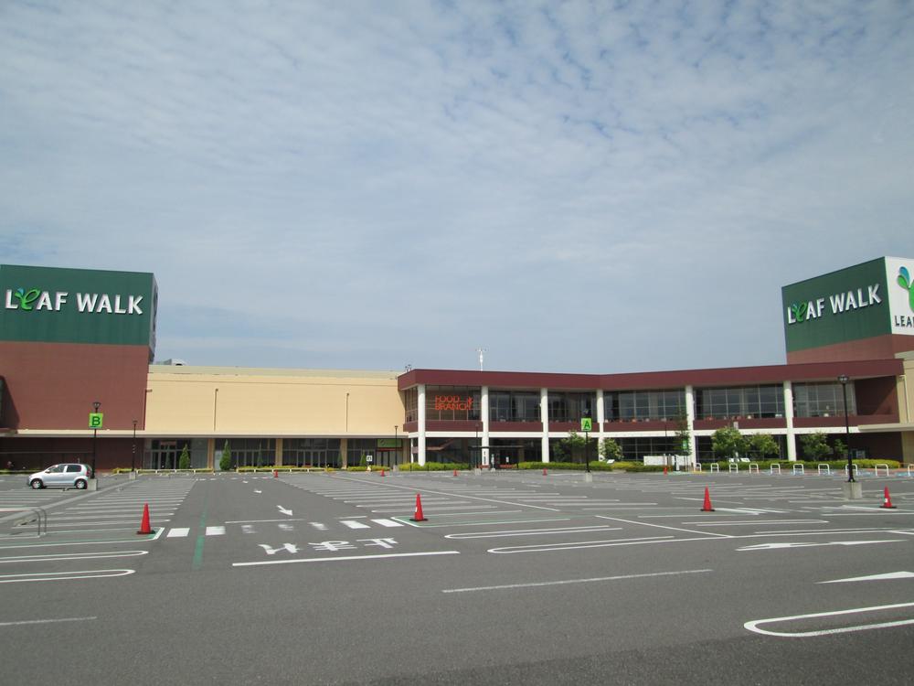 Shopping centre. Surrounding facilities: shopping is convenient leaf walk