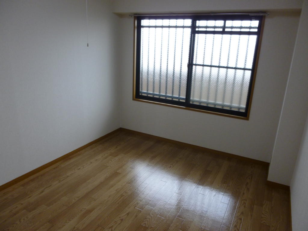 Living and room. There is a large window also on the north side of the room, You can feel the brightness