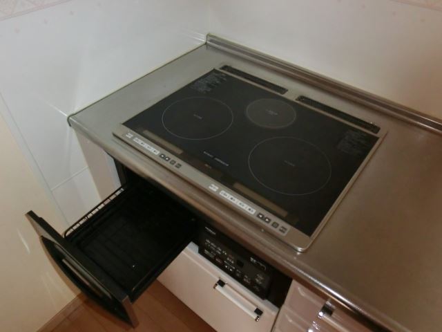Kitchen. It is a three-necked IH heater kitchen with grill!