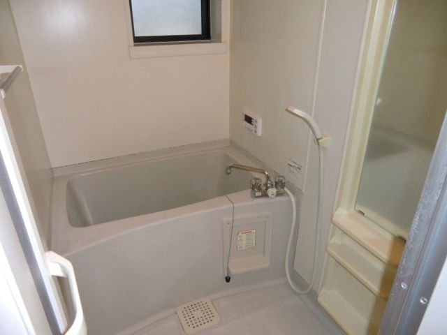 Bath. It is the bathroom of the small window with & Reheating function rooms