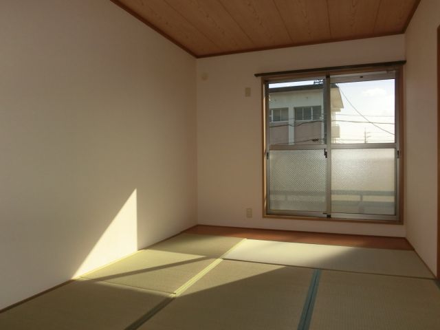 Living and room. Bright Japanese-style room also plates is, It's leisurely spend likely