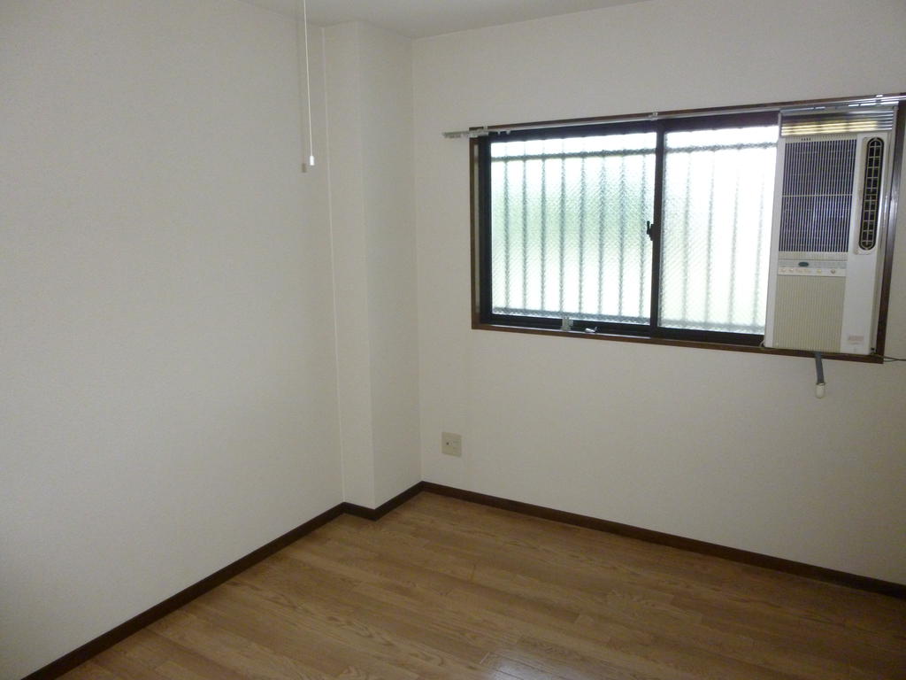 Living and room. It will be Western-style with a window air conditioner.