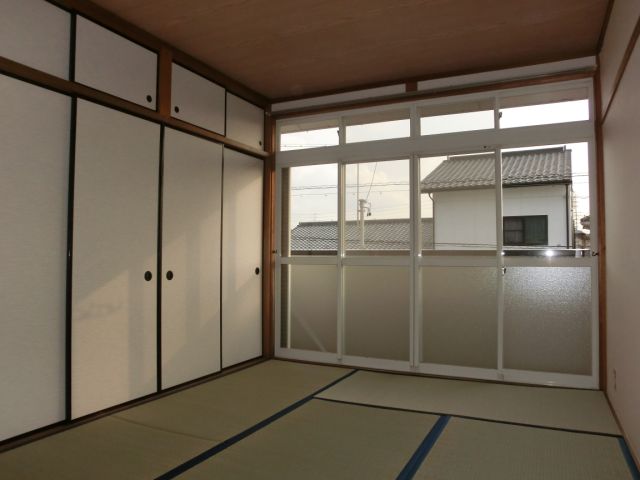 Living and room. Bright south of Japanese-style room to dusk from the window is large morning! 