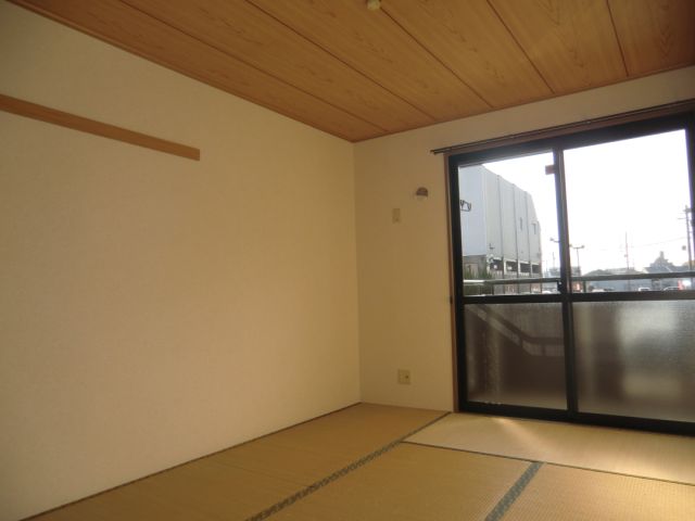 Living and room. It is south Japanese-style room, which is in place of the new tatami on arrival!