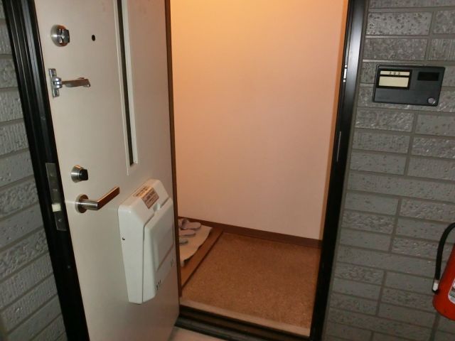 Entrance. Equipped with entrance door key and monitor Hong of W lock type
