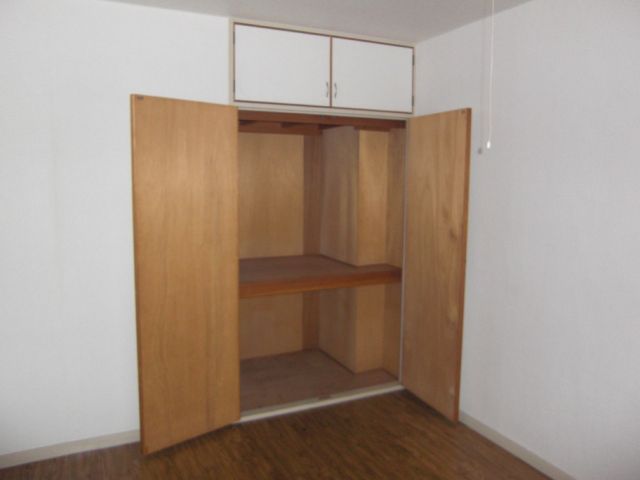 Receipt. Storage space for upper closet is equipped