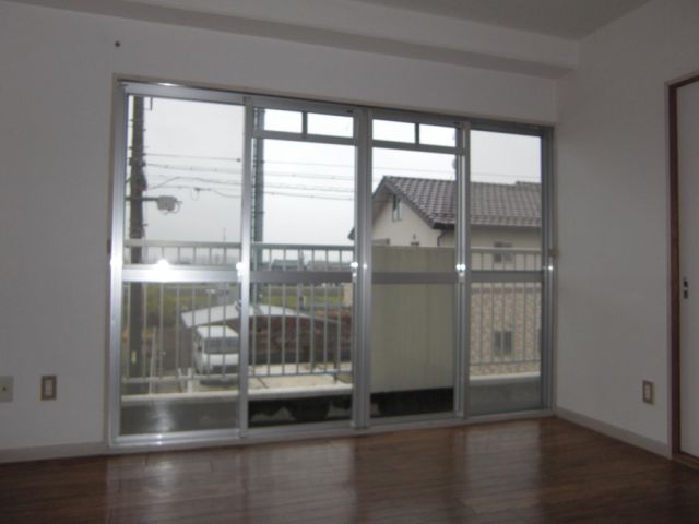 Living and room. The window is a large south side of the Western-style!