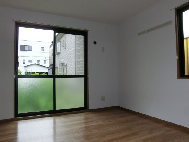 Living and room. Because it is a corner room type is a Western-style of window is often south