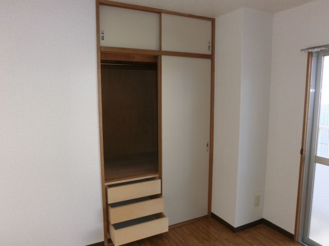 Receipt. It is equipped with upper closet and drawer storage