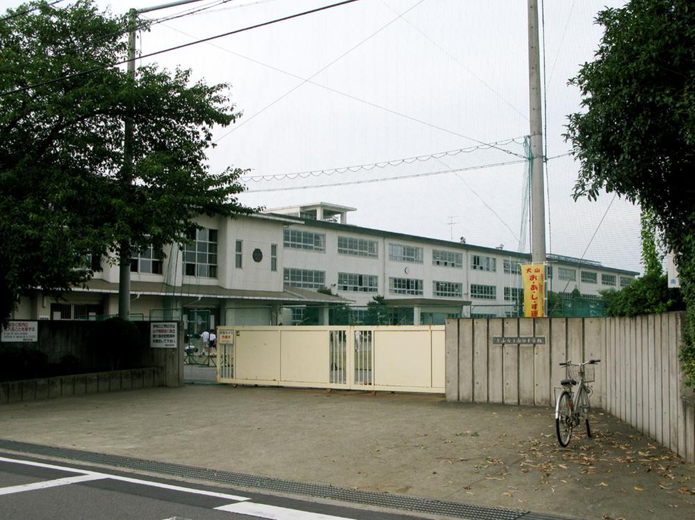 Junior high school. 1500m to Inuyama City Southern Junior High School