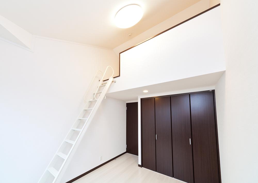 Other introspection. Second floor loft site (August 2012) shooting living