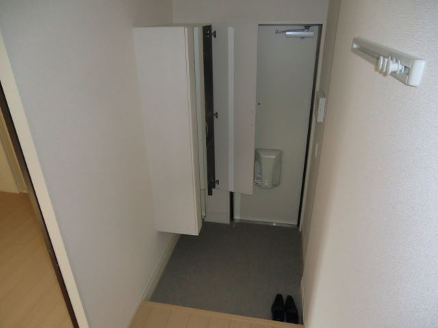 Entrance. Is the entrance space of tall type of shoes BOX equipped