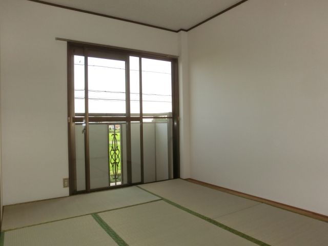 Living and room. Shutters have been equipped with six quires of Japanese-style room