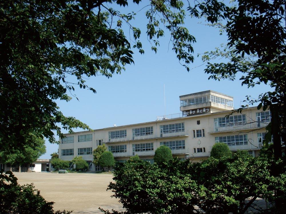 Primary school. 1490m until the Municipal Inuyama North Elementary School