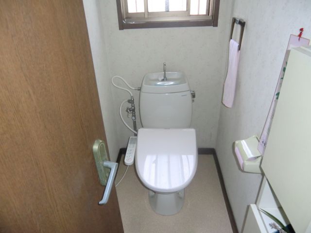 Toilet. Equipped with the first floor of the shower with toilet