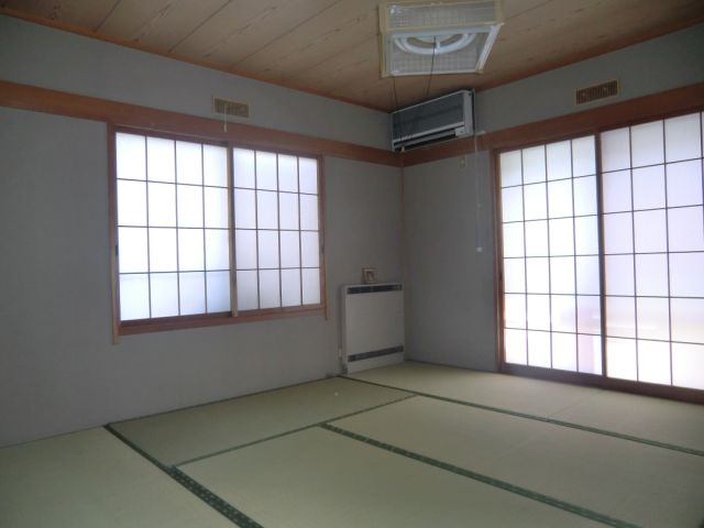 Living and room. This is an 8-tatami Japanese-style space of the first floor east side.