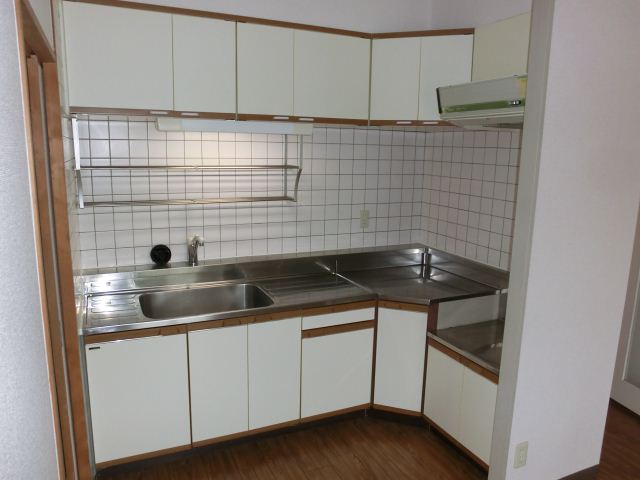 Kitchen. L is shaped spacious kitchen. It is a must towards the favorite dish! 