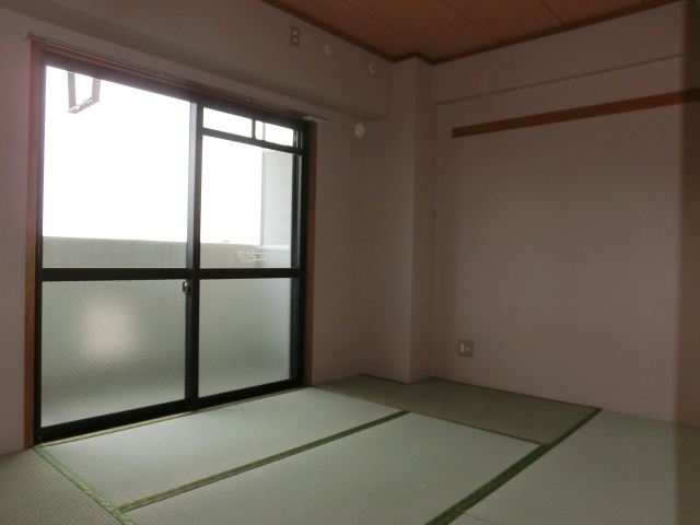 Living and room. I think you calm the Japanese-style room. 