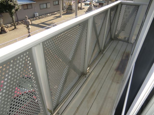 Balcony. Is a veranda space facing the two sides! 