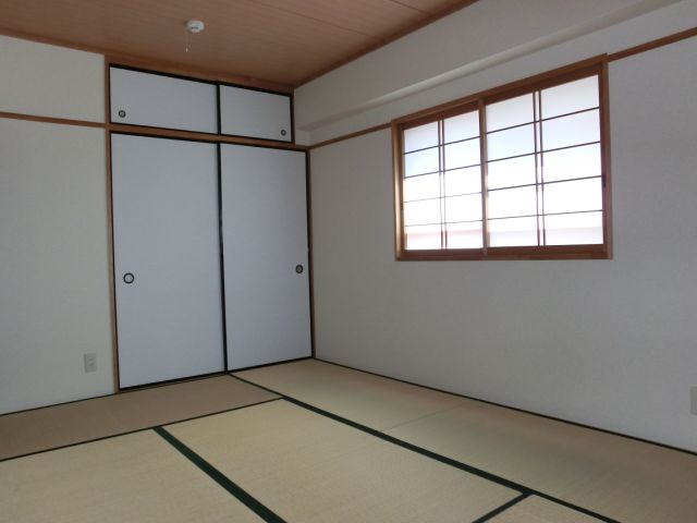 Living and room. You gonna settle down is Japanese-style room!