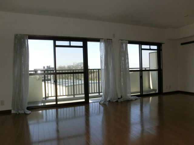 Living and room. Is LDK of 14 quires felt airy!