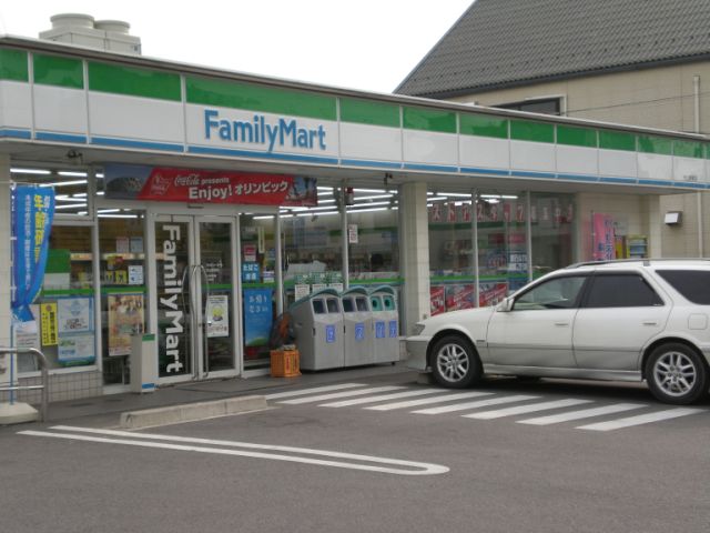 Convenience store. 680m to Family Mart (convenience store)