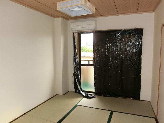 Living and room. I think you calm the Japanese-style room!