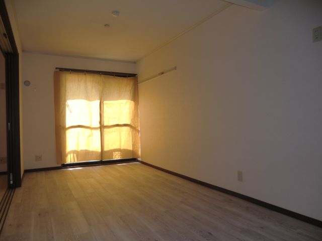 Living and room. LDK can feel a sense of openness! The sunlight opened the curtain! 