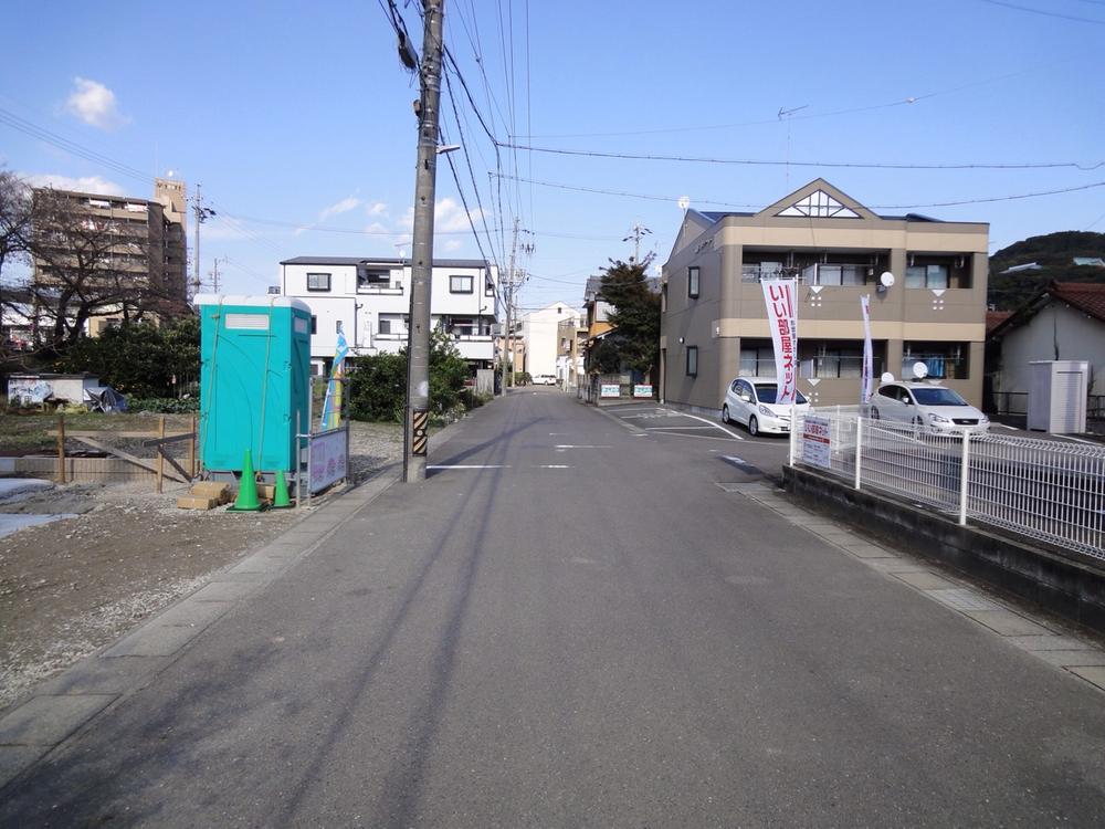 Local photos, including front road. (2013.11.08 shooting)