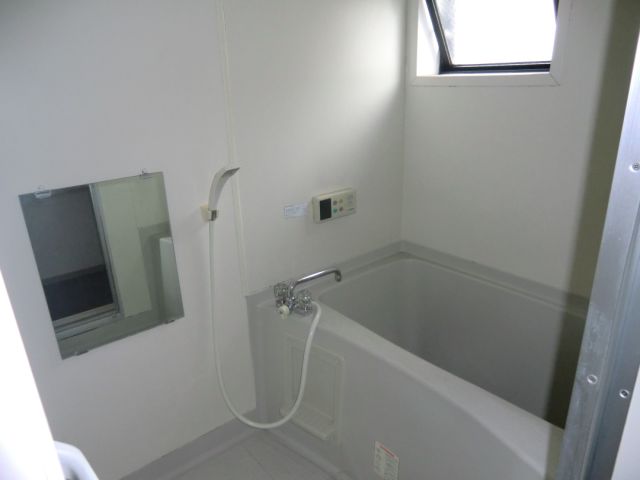 Bath. It is the bathroom of the small window & Reheating function rooms