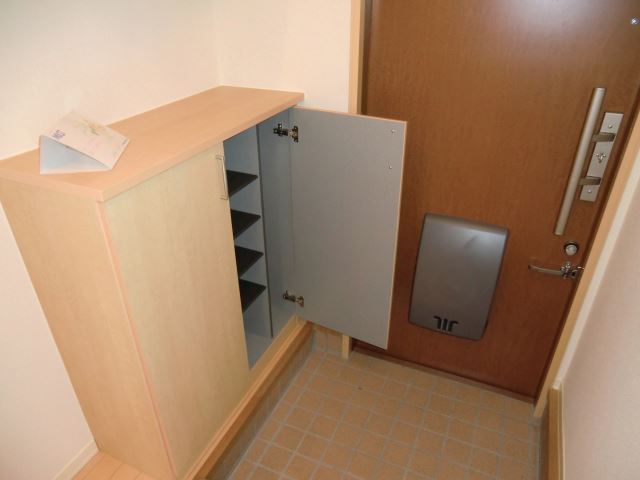 Entrance. W is the entrance space of the lock use & cupboard equipped