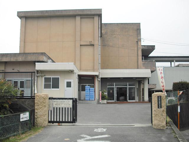 Primary school. Gakuden until elementary school 230m