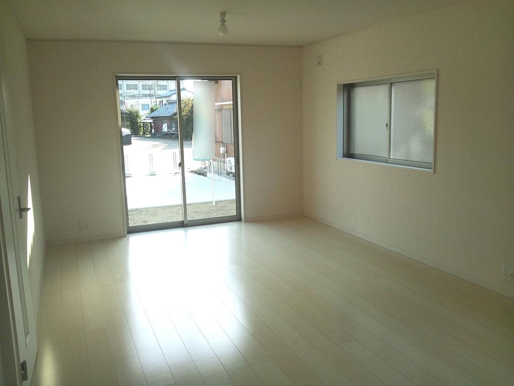 Living. 1 Building South-facing LDK