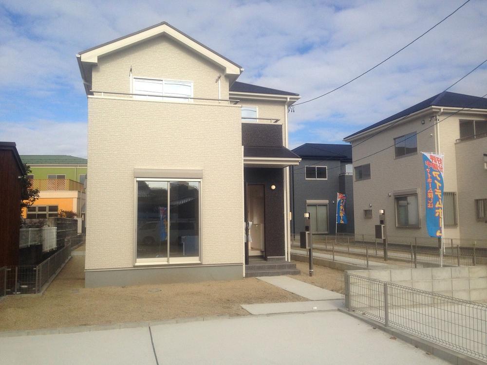 Local appearance photo. 1 Building Facing south! 