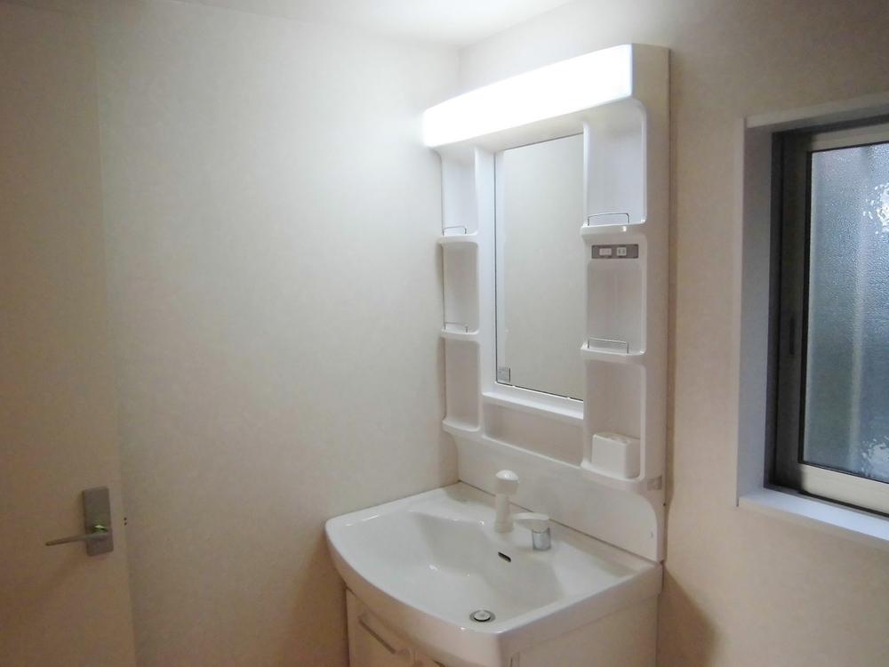 Wash basin, toilet. 4 Building vanity Vanity shower