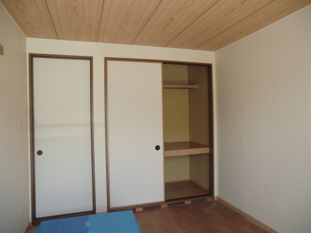 Living and room. Closet of the Japanese-style room is useful to also have storage depth