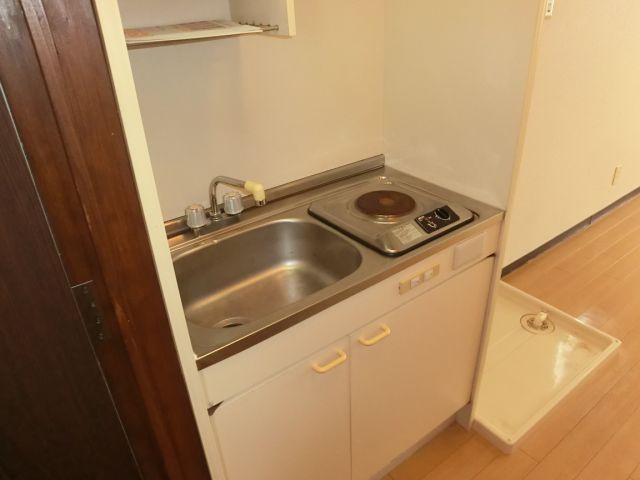 Kitchen. It is a mini kitchen, complete with a single-necked electric stove